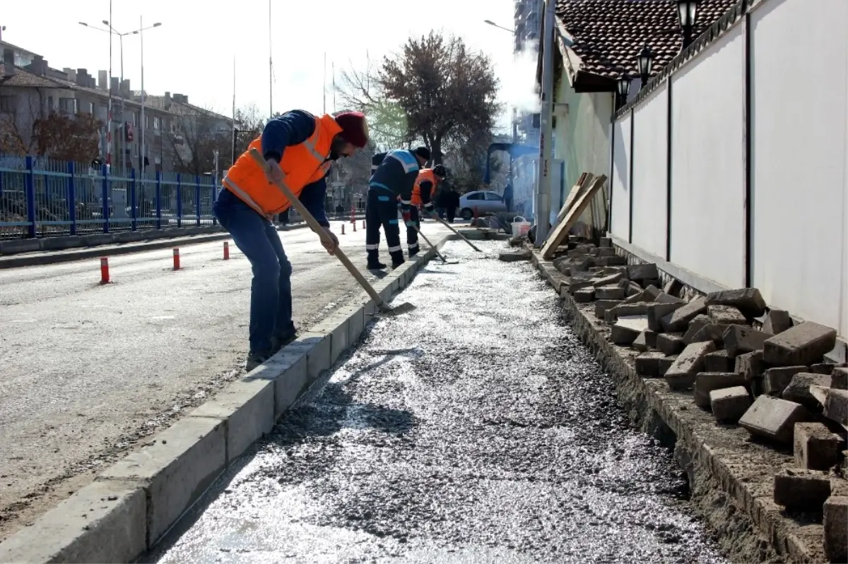 İsfendiyar Sokak\'ta Yollar Düzenleniyor