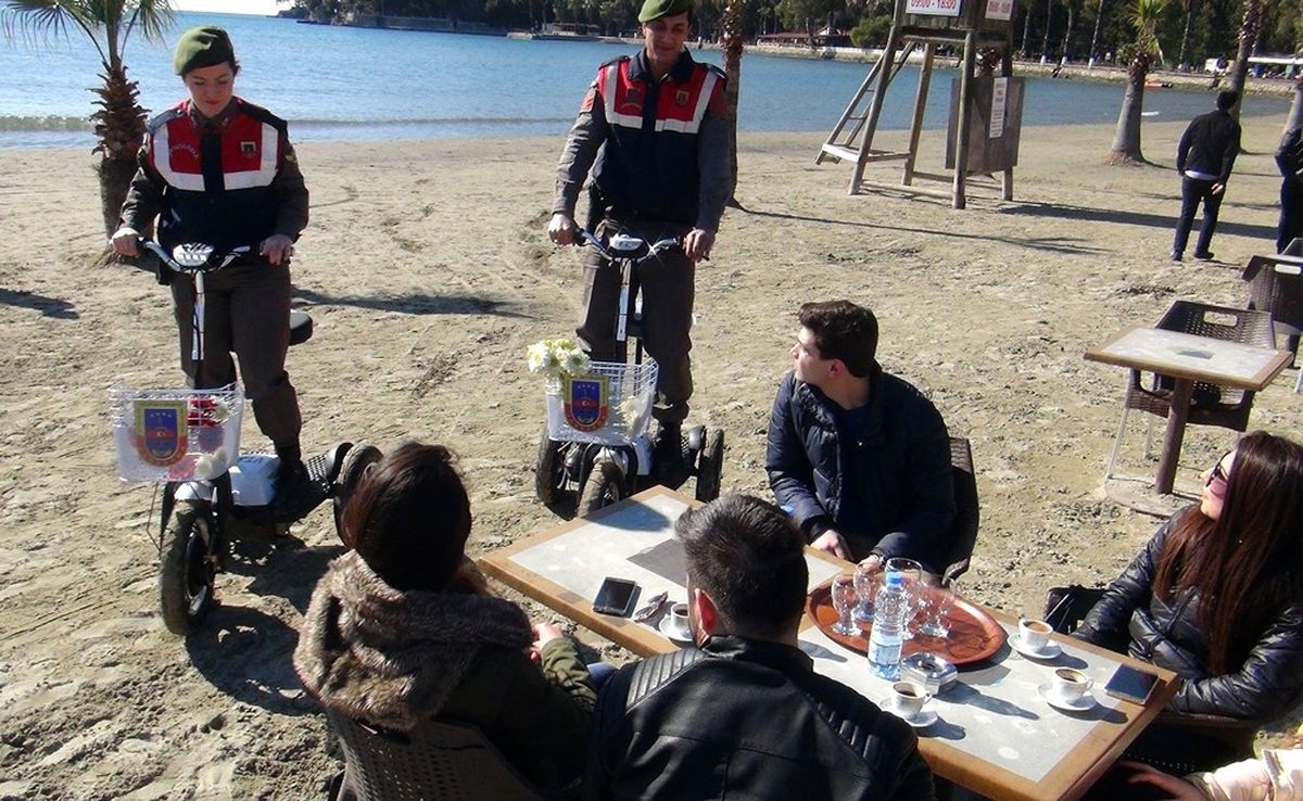 Jandarma Sahilde Gınger ile Sevgililere Çiçek Dağıttı