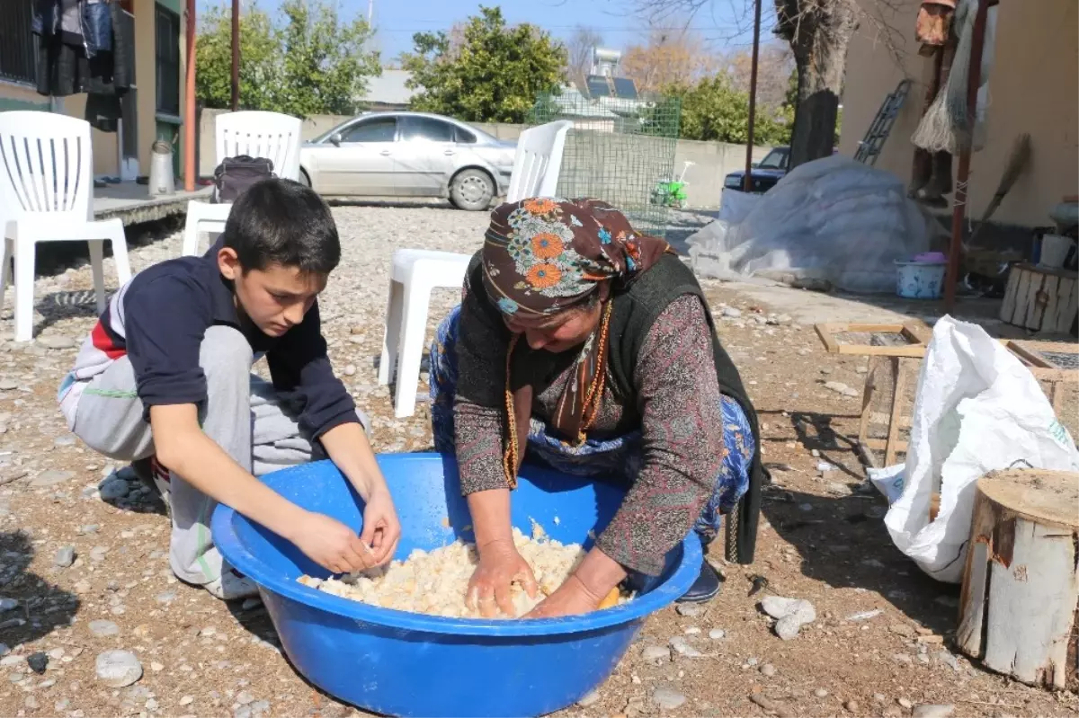 Köy Muhtarı Aşılama Çalışmasıyla Tavuk Ölümlerini Önledi