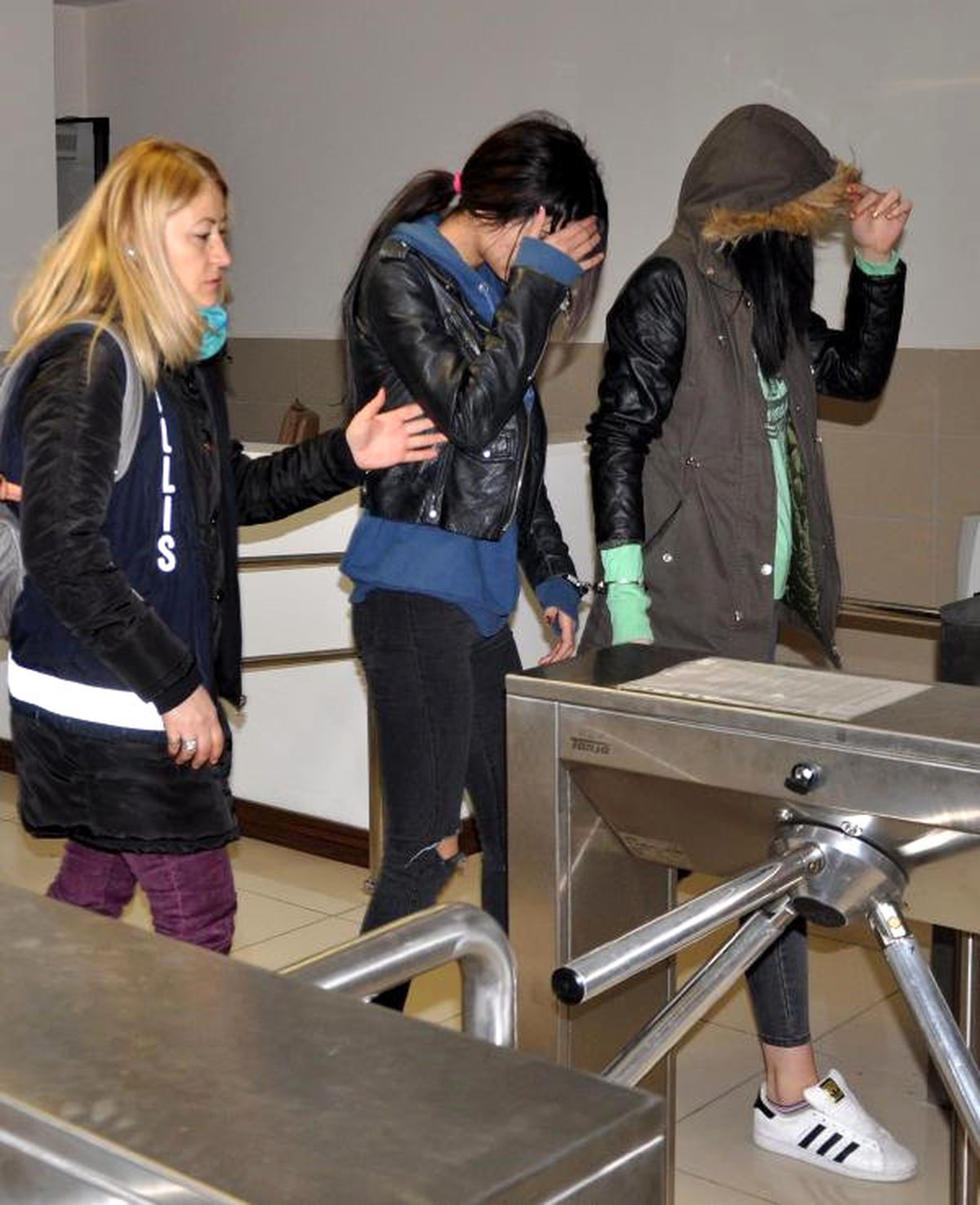 Ktü\'lü Öğrenciler 2 Kadın İşçiyi Darp Etti, Görüntüleri Sosyal Medyadan Paylaştı (2)