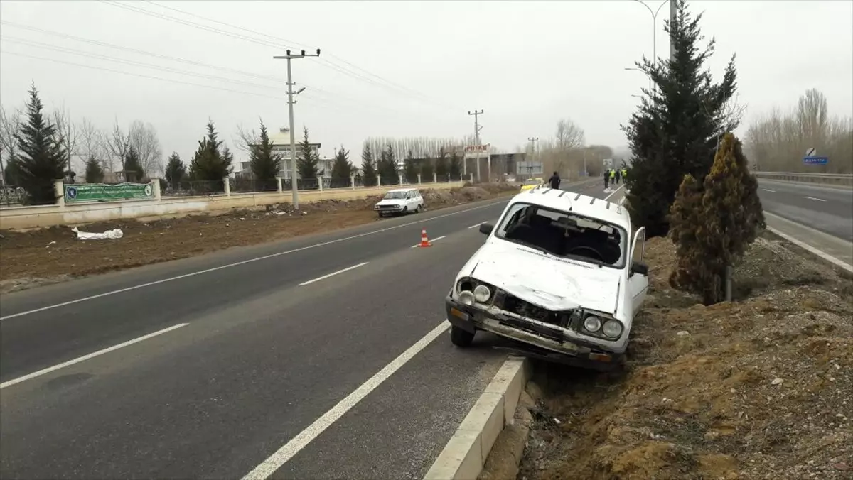 Kütahya\'da Otomobilin Uygulama Noktasında Polise Çarpması