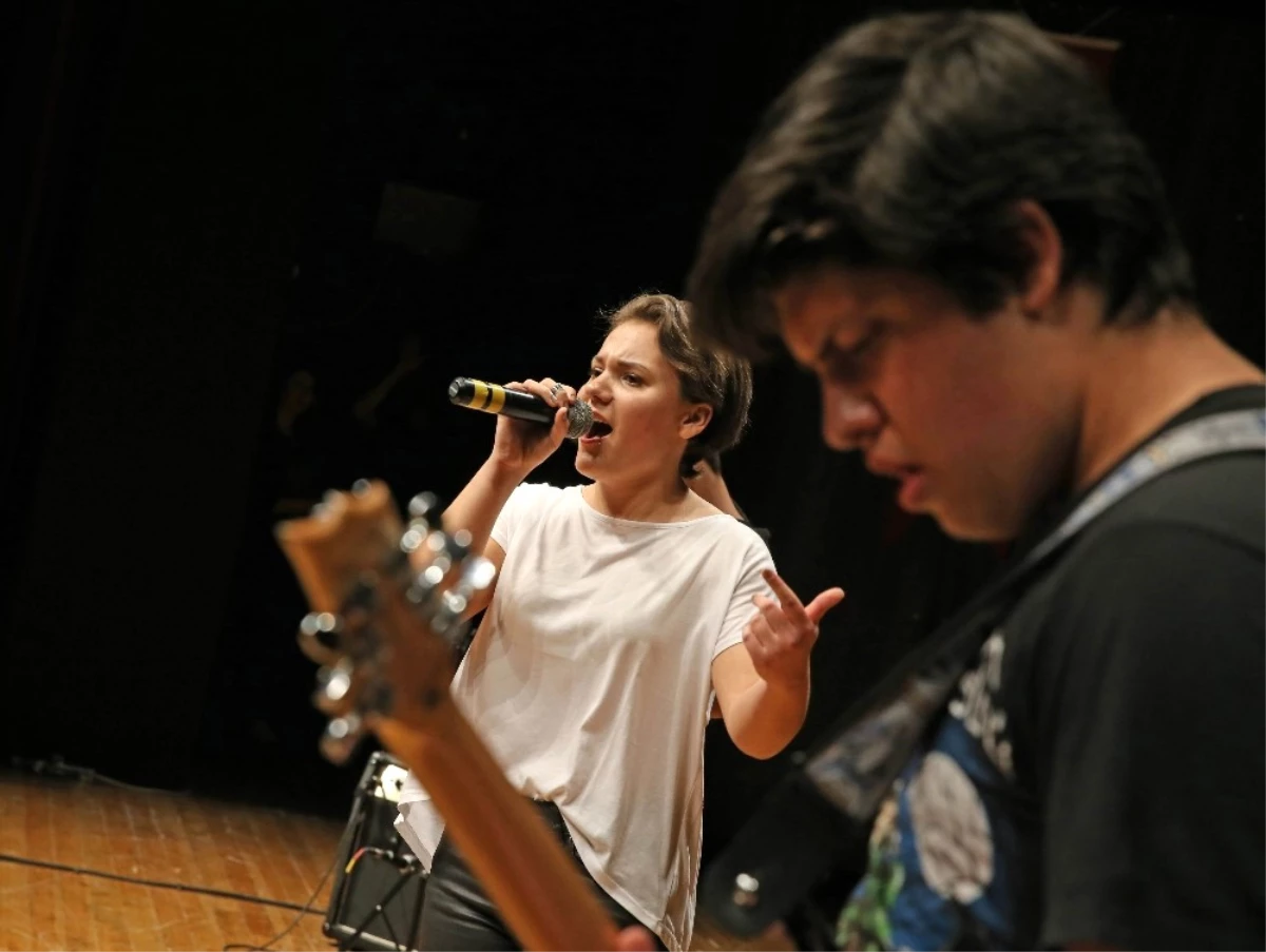 Liseli Müzisyenler Karşıyaka\'da Yarışıyor