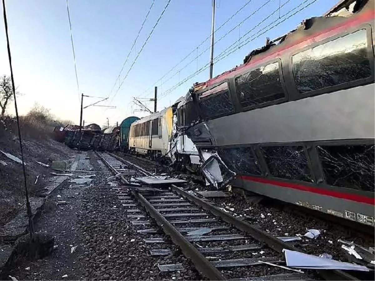 Lüksemburg\'da Yolcu Treni ve Yük Treni Çarpıştı