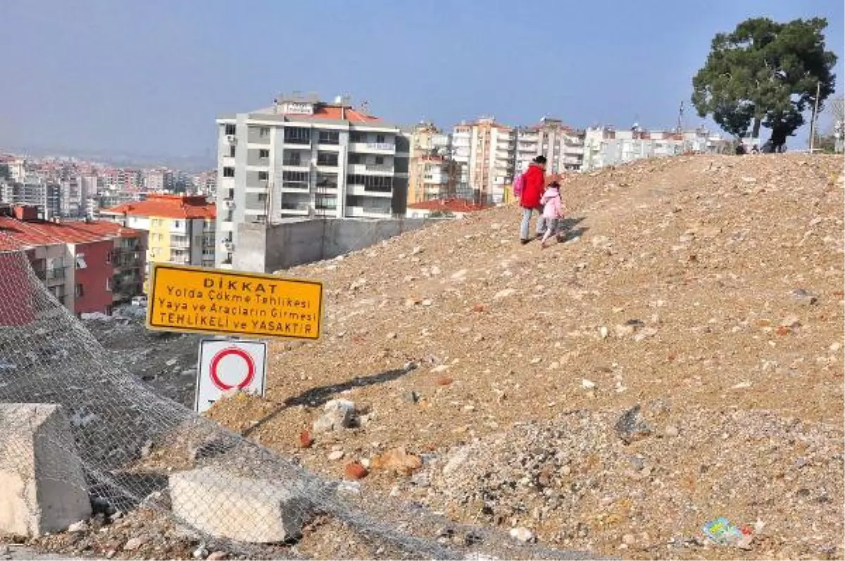 İzmir\'de Öğrenciler, Okula Kayma Tehlikesinin Olduğu Yollardan Gidiyor