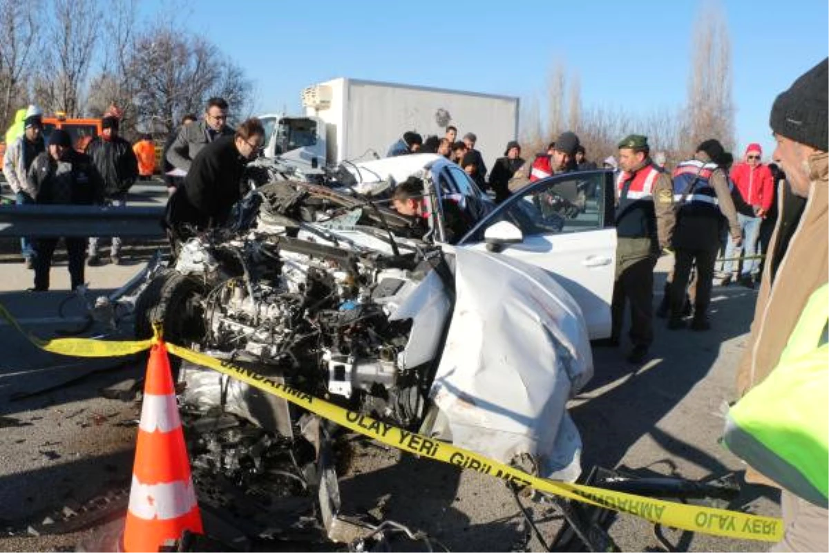 Otomobille Kamyona Çarpan Sürücü Öldü