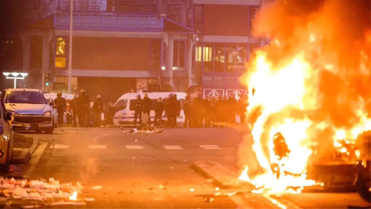 Paris\'te Polisin Copla Tecavüzünü Protesto Edenler Karakolu Yaktı