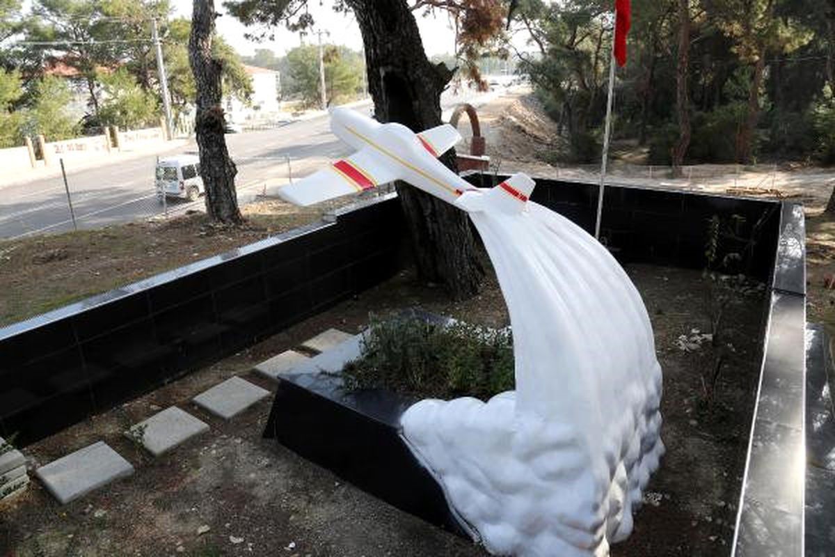 Pilota Uçak Mezar