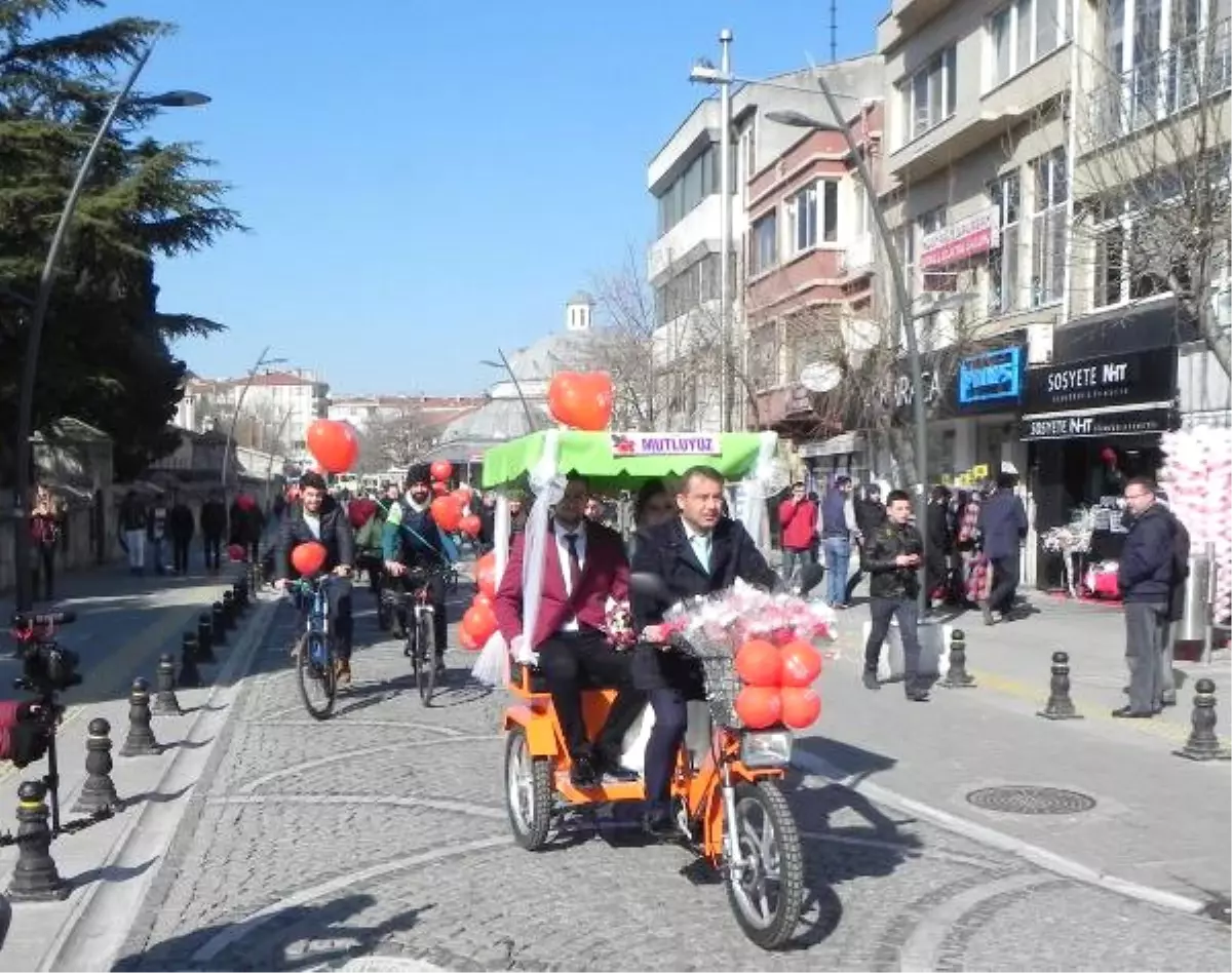 Sevgililer Günü\'nde Bisikletli Gelin Adayı