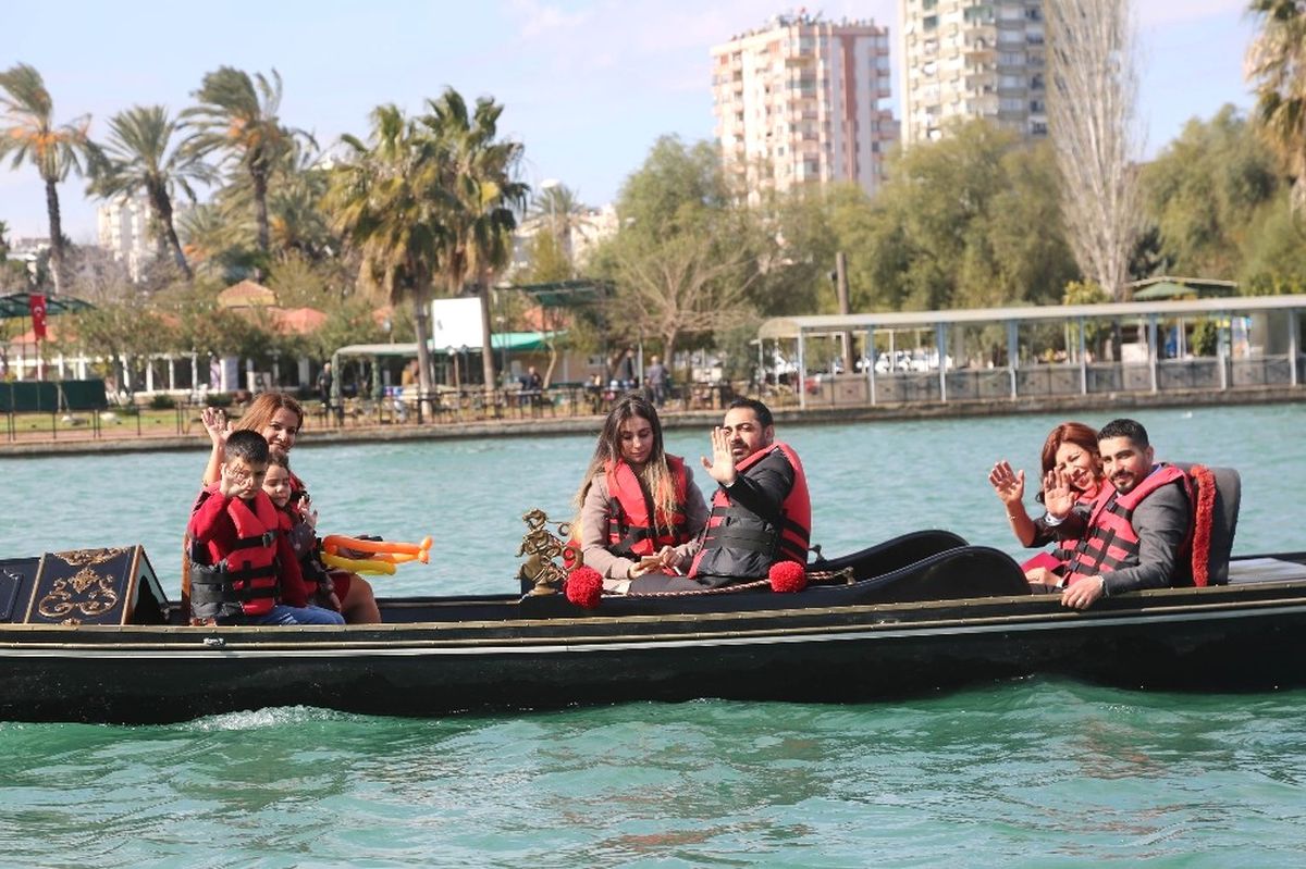 Sevgililer Günü\'nde Gondol Sefası