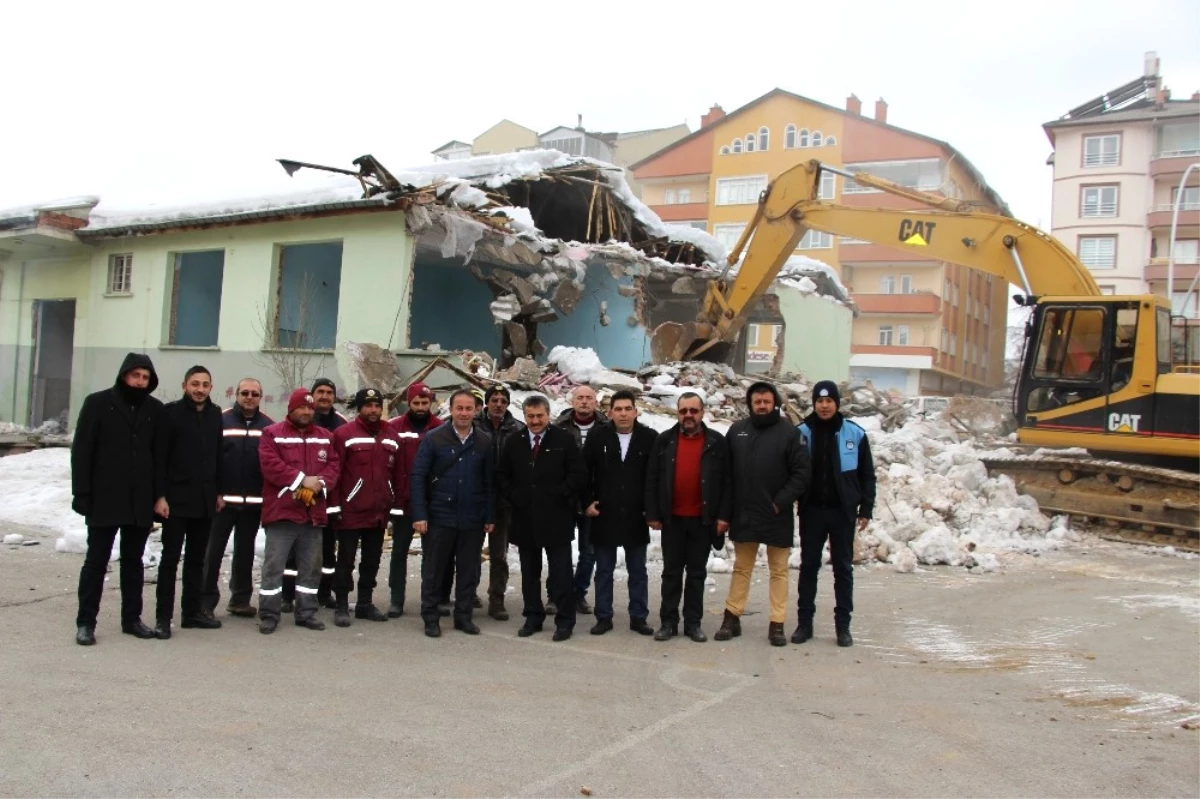 Seydişehir\'de Eski Sağlık Meslek Lisesi Binasının Yıkımına Başlandı