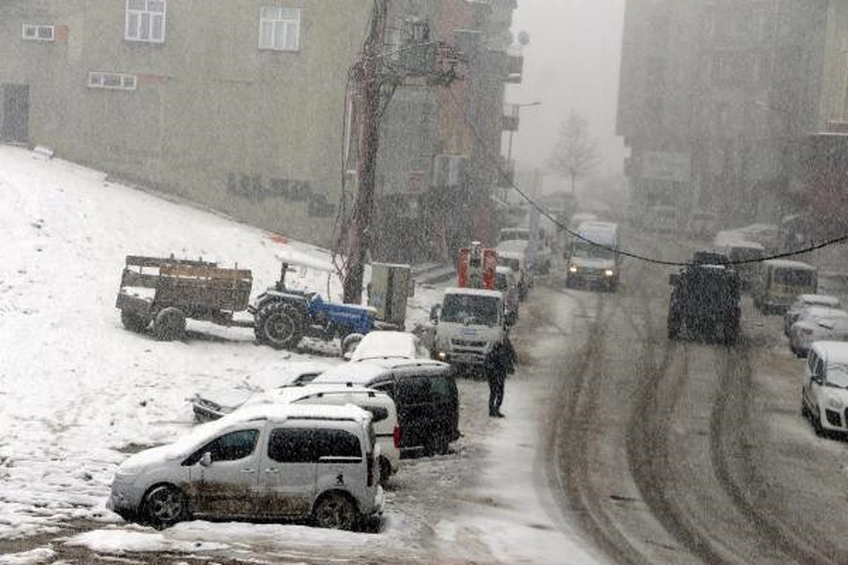 Şırnak\'ta Kar Esareti: 2 İl ile Bağlantı Yolu Kapandı