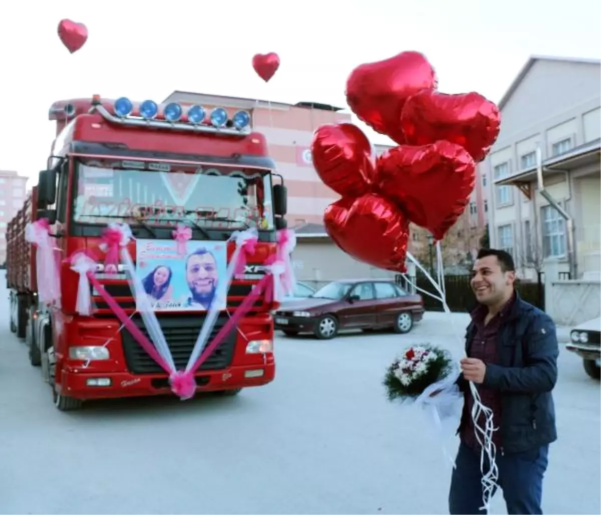 Süslediği Tır\'ın Önünde Evlilik Teklifi Yaptı