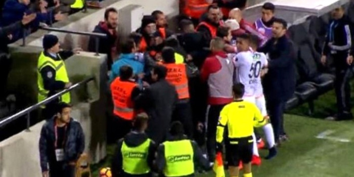 Top Toplayıcı Çocuk Topu Vermeyince...