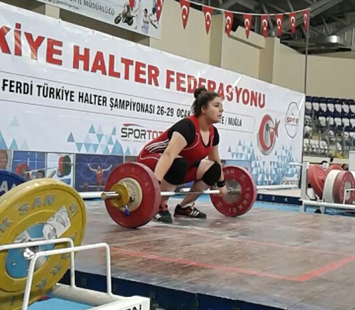 Üniversite Öğrencisi Halterde 3 Türkiye Rekoru Kırdı