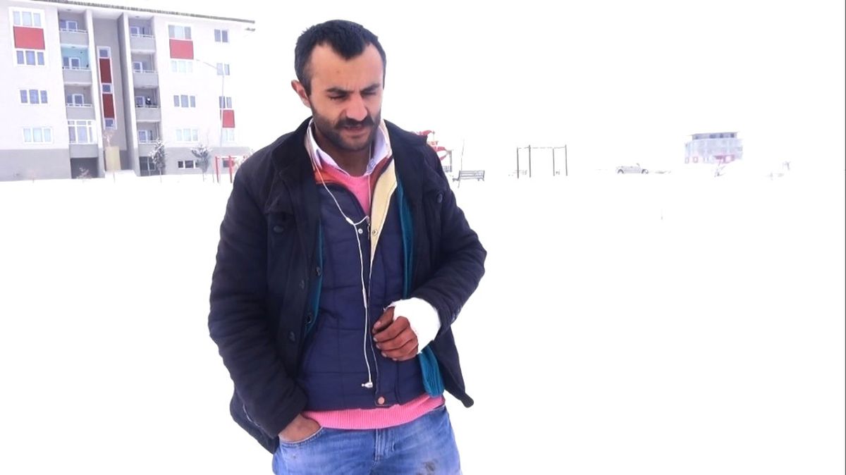 Ağrı\'da Şehre İnen Kurtları Vurmak İsterken Kendini Yaraladı