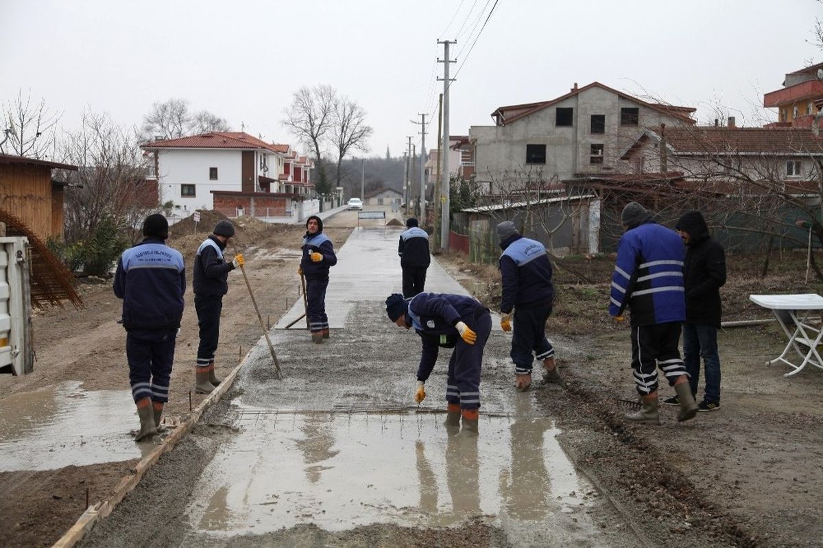 Başiskele\'de Beton Yol Çalışmaları Devam Ediyor