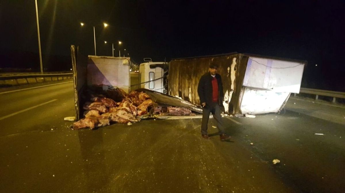 Başkentte Karkas Et Yüklü Tır Devrildi: 1 Yaralı
