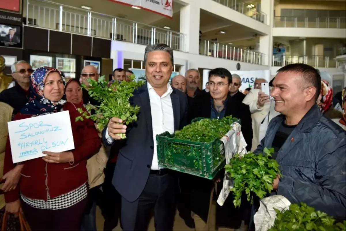 Belediye Başkanına Çiçek Yerine Maydanoz ile Teşekkür