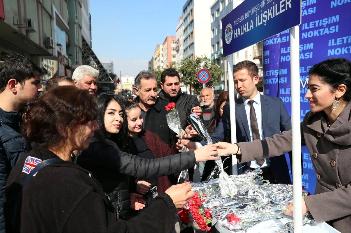 Büyükşehir Belediyesi, Sevgililer Günü\'nü 2 Bin Karanfil ve Fular Dağıtarak Kutladı