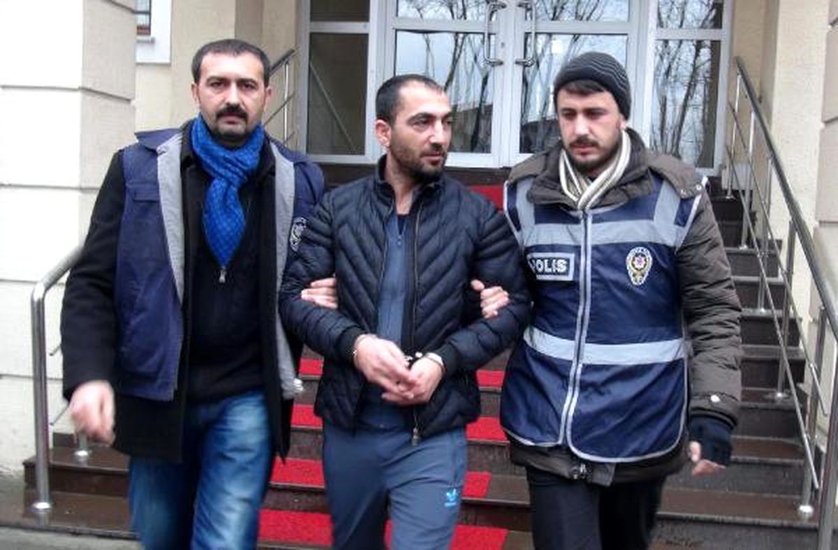 Çıplak Fotoğraflarını Çekip Şantaj Yaptı