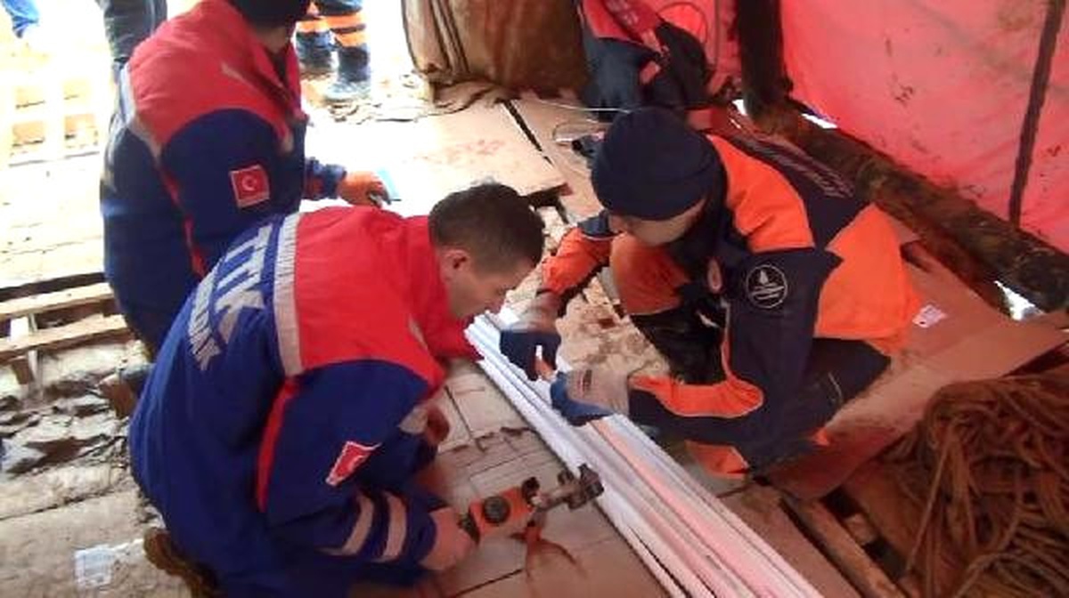 Ek Bilgilerle) Beykoz\'da Kuyuya Düşen Yavru Köpek Kurtarıldı