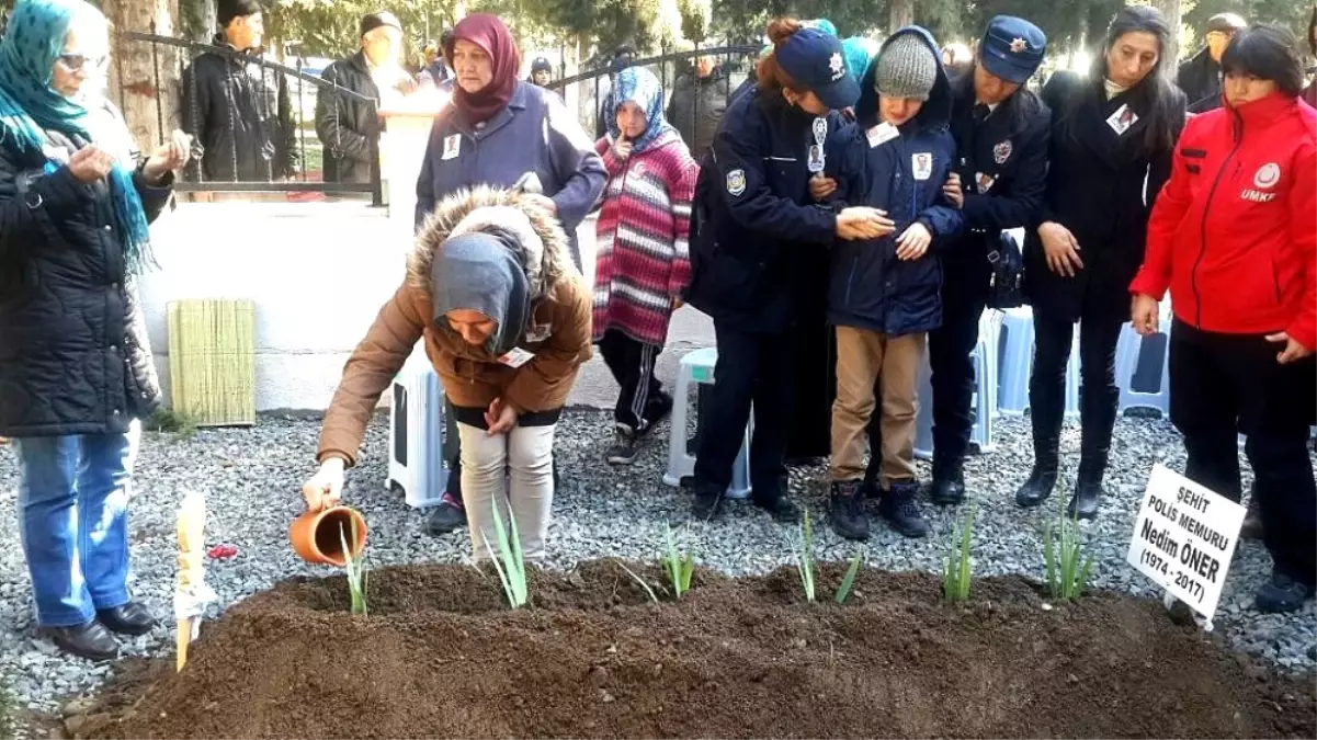 Eşinden Şehit Polis Memuruna Son Görev