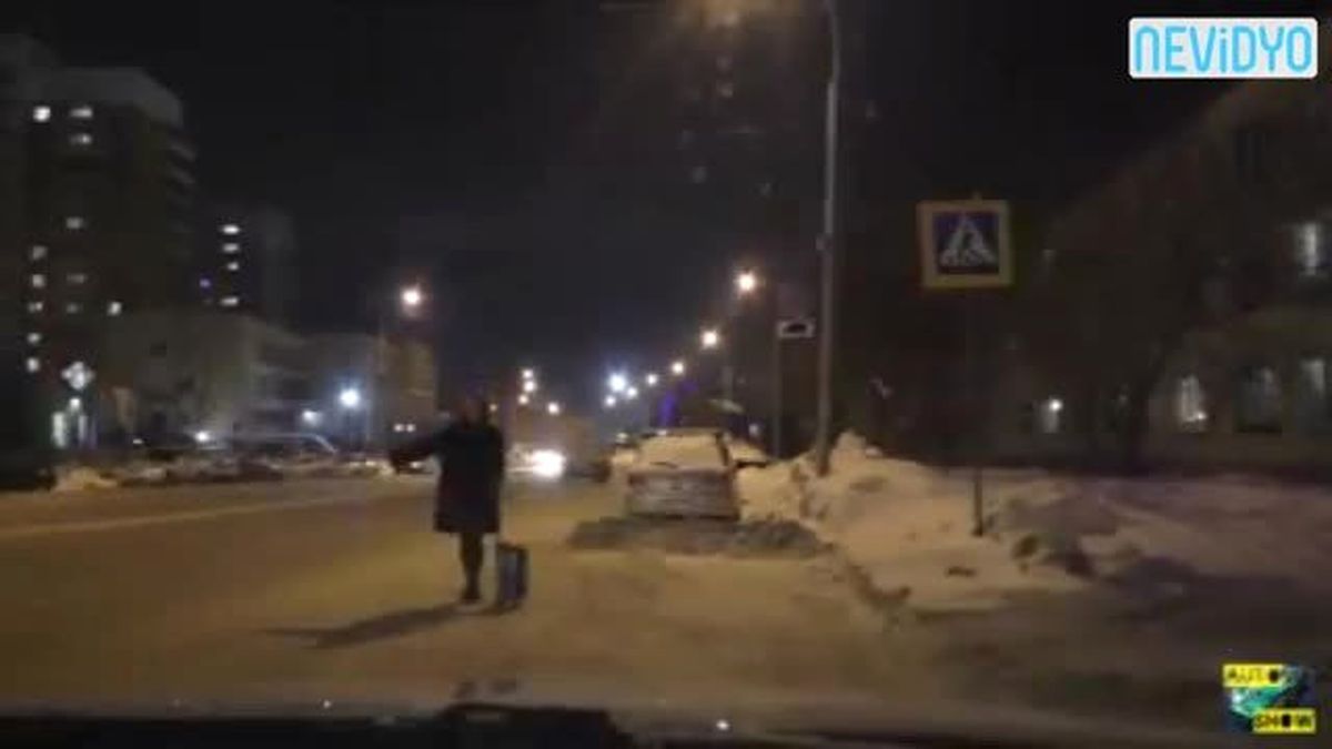 Gece Yarısı Otostop Yapan Genç Kadını Görünce...