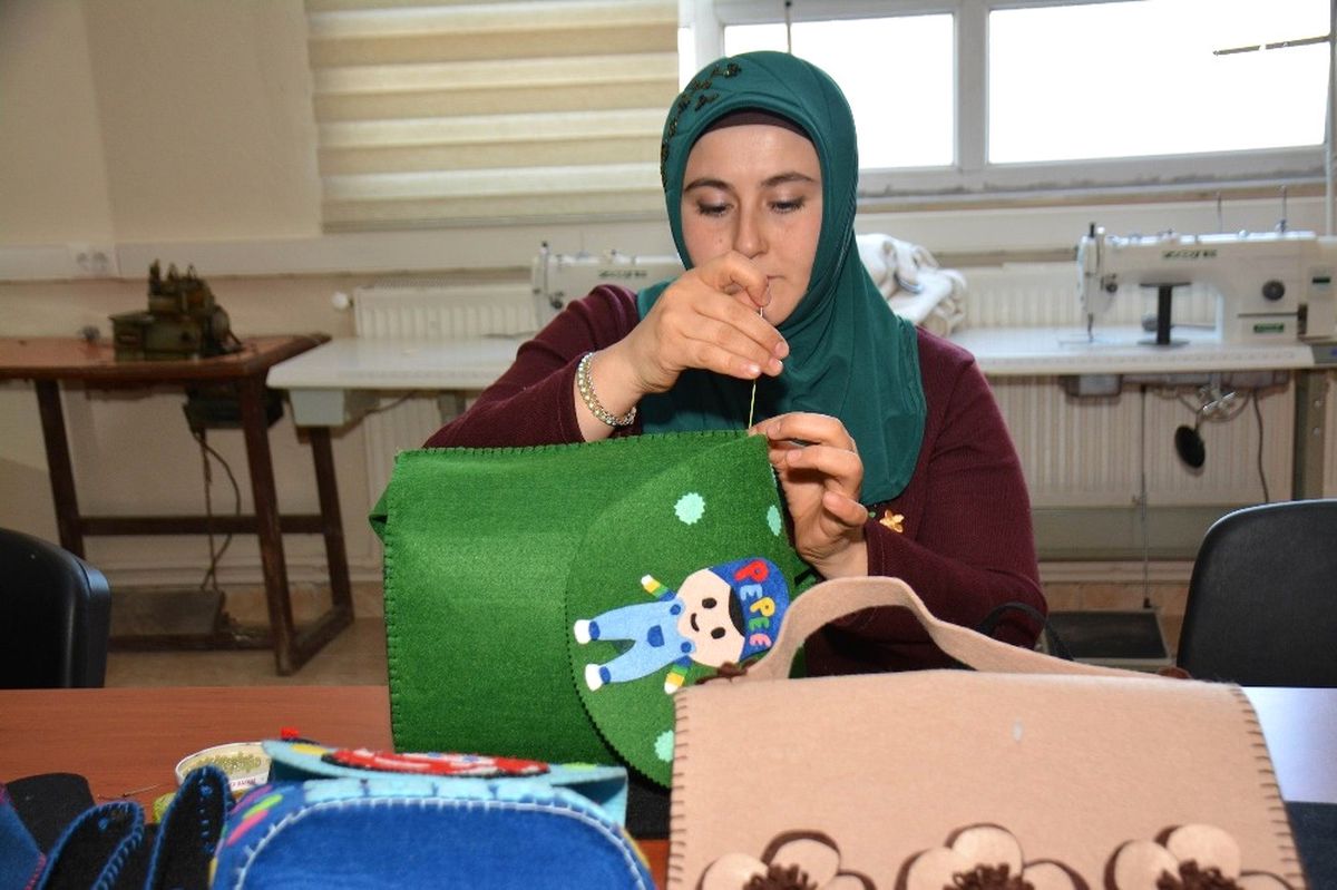 Genç Kadın, Komek ile Meslek Sahibi Oldu