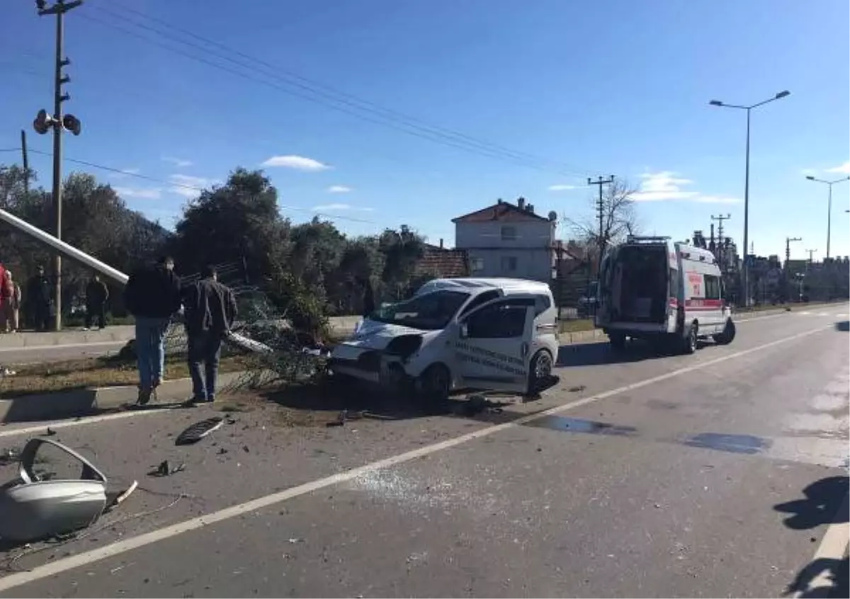 Hafif Ticari Araç Otomobille Çarpıştı: 3 Yaralı