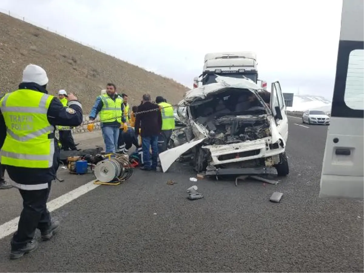 Hafif Ticari Araç Tır\'a Çarptı: 1 Ölü, 1 Yaralı