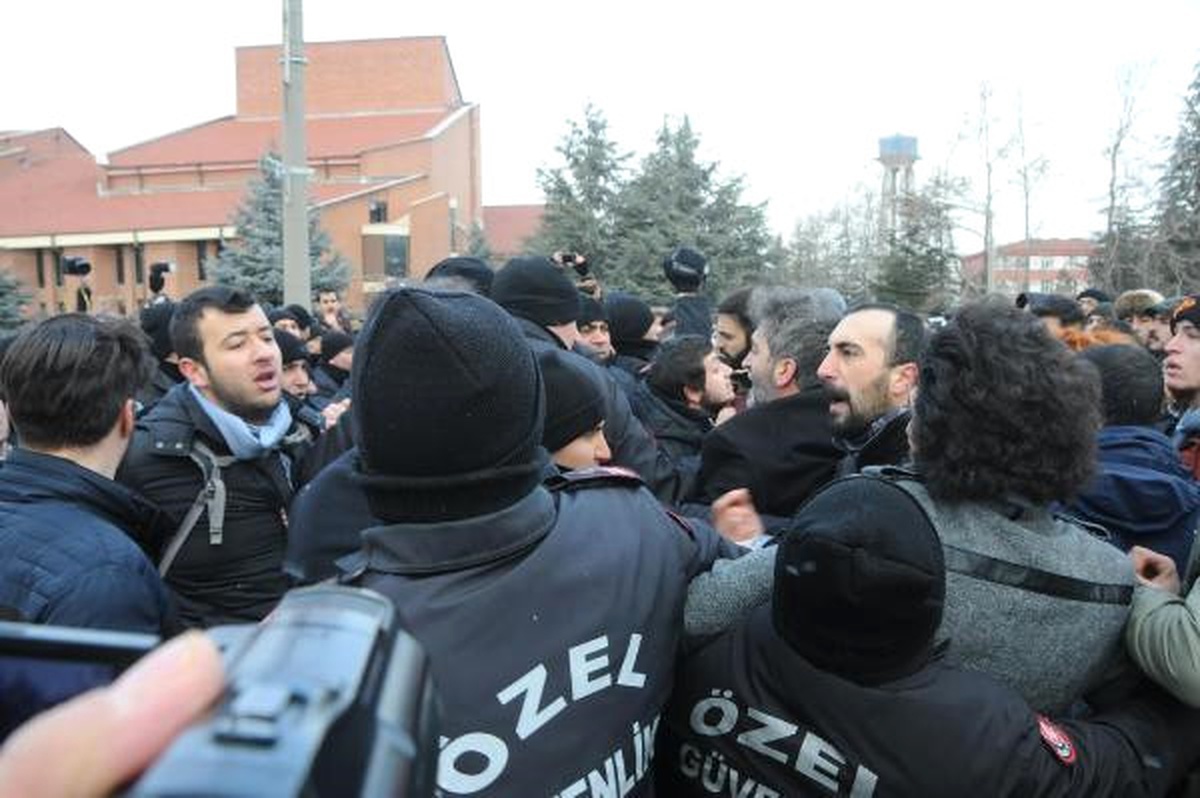 İhraç Edilen Akademisyenlerin Protesto Yürüyüşünde Arbede