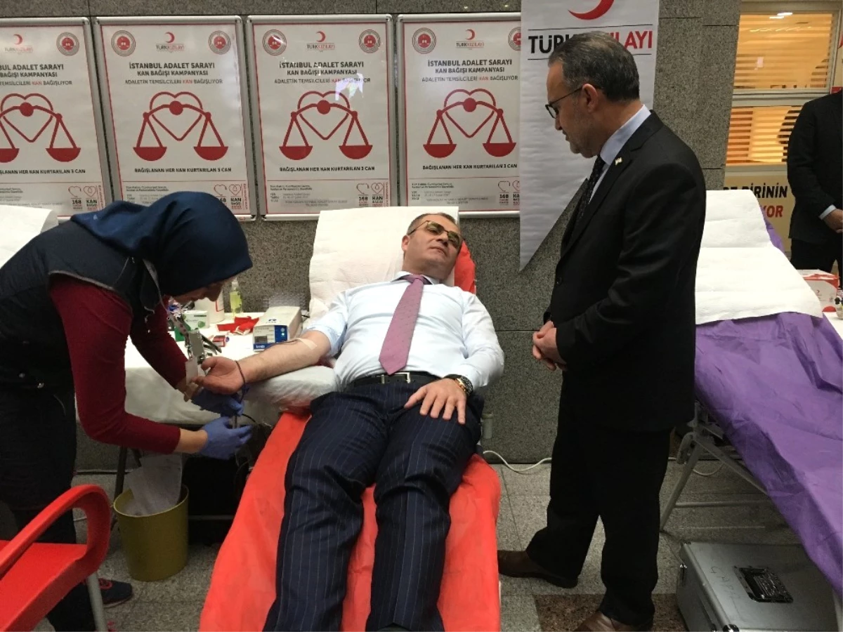 İstanbul Cumhuriyet Başsavcısı, Kızılay\'a Kan Bağışında Bulundu