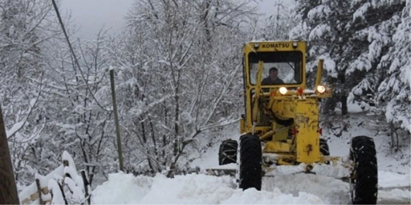 Karadeniz\'de Kar Yağışı 65 Köye Ulaşımı Engelledi