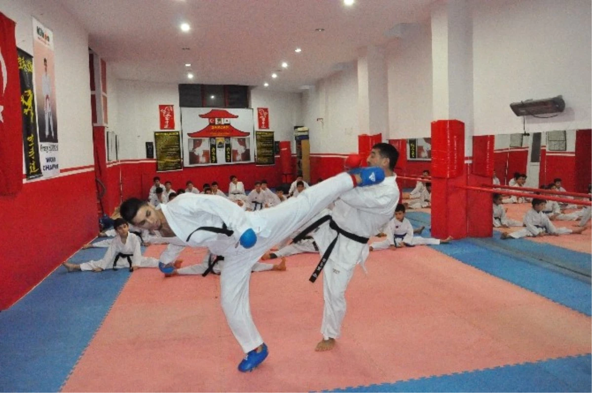 Karateciler Bulgaristan\'da Madalya Mücadelesi Verecek