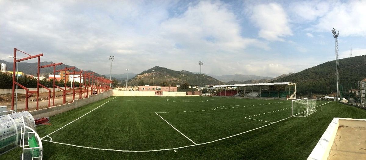 Karşıyaka\'da Spora 2 Bin Kişilik Futbol Sahası Desteği
