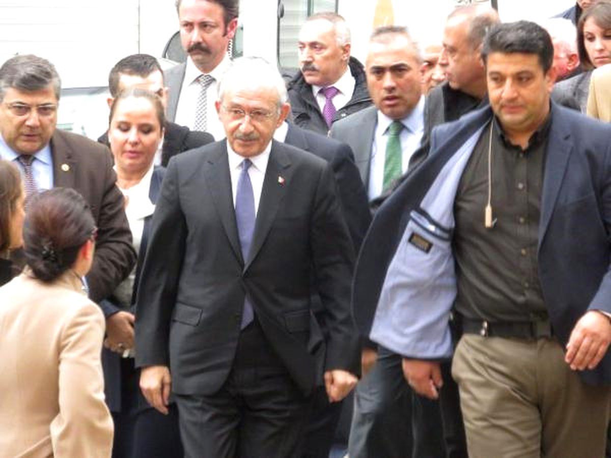 Kılıçdaroğlu Minibüste Saldırıya Uğradığı Belirtilen Başörtülü Genç Kızı Ziyaret Etti