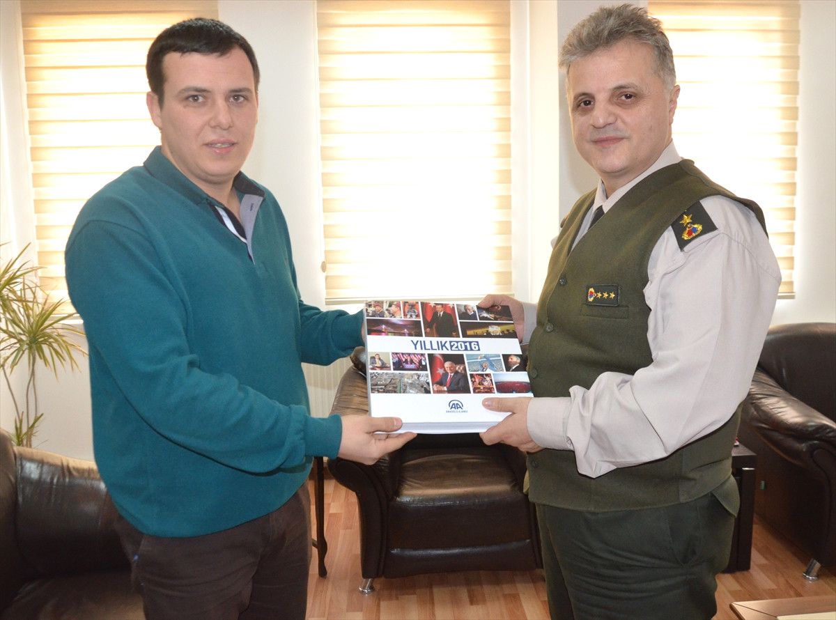Kırklareli Jandarma Komutanı Acara\'ya AA 2016 Yıllığı