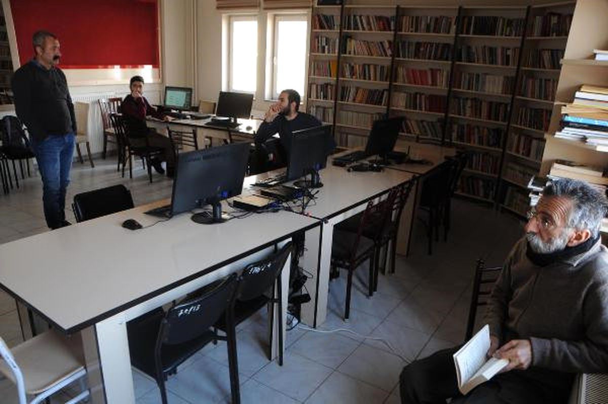 Komünist Başkan, 3 Bin Nüfuslu İlçeye 10 Bin Kitaplık Kütüphane Kurdu