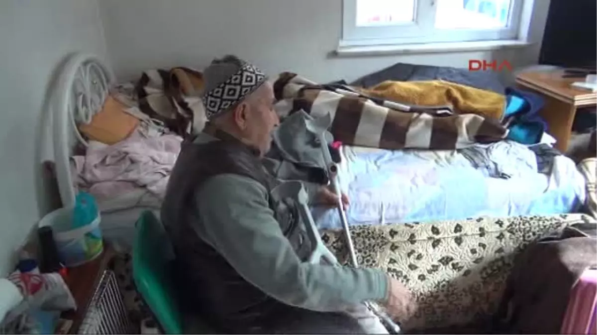 Manisa Yatalak Eşine 49 Yıldır Bebek Gibi Bakıyor