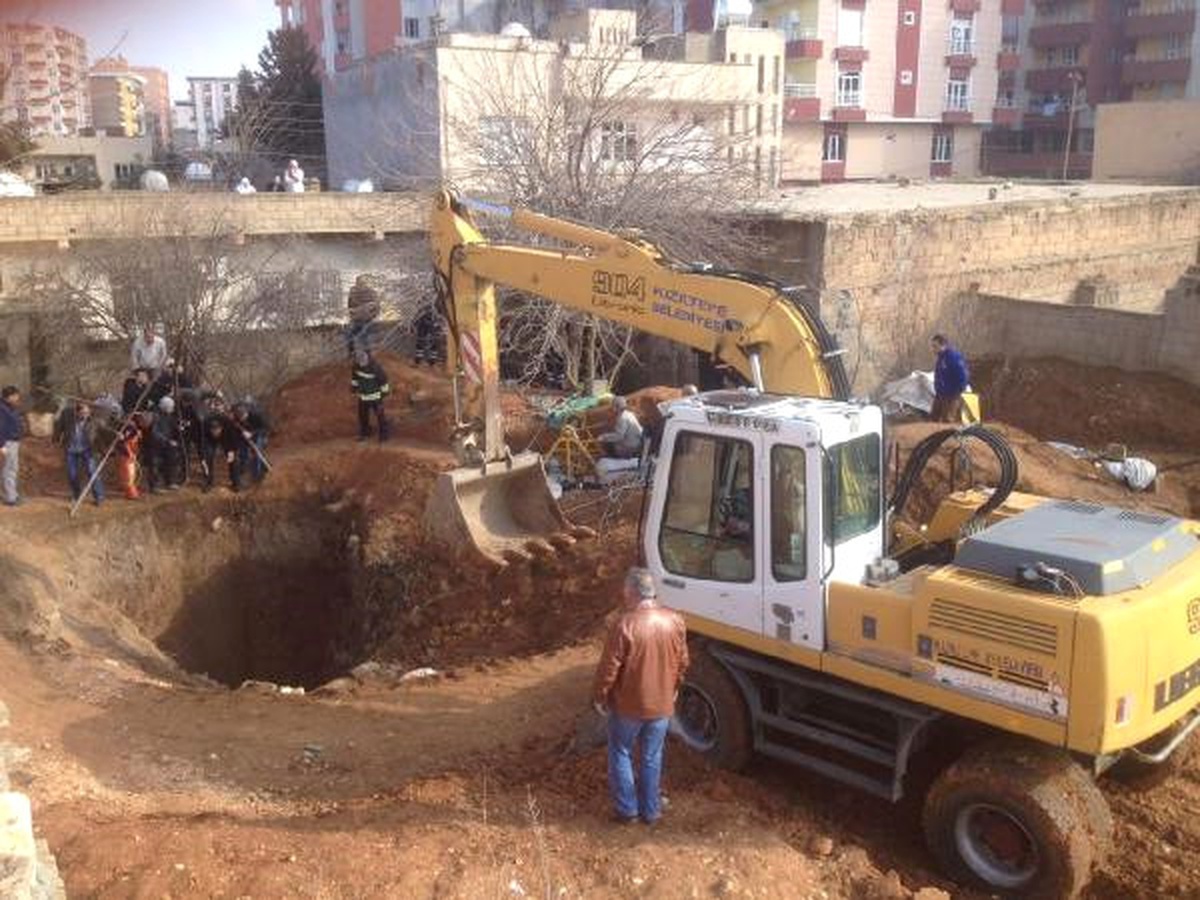Mardin Kızıltepe\'de Göçük Meydana Gelen Kuyuda 1 Kişiyi Kurtarma Çalışması (3)