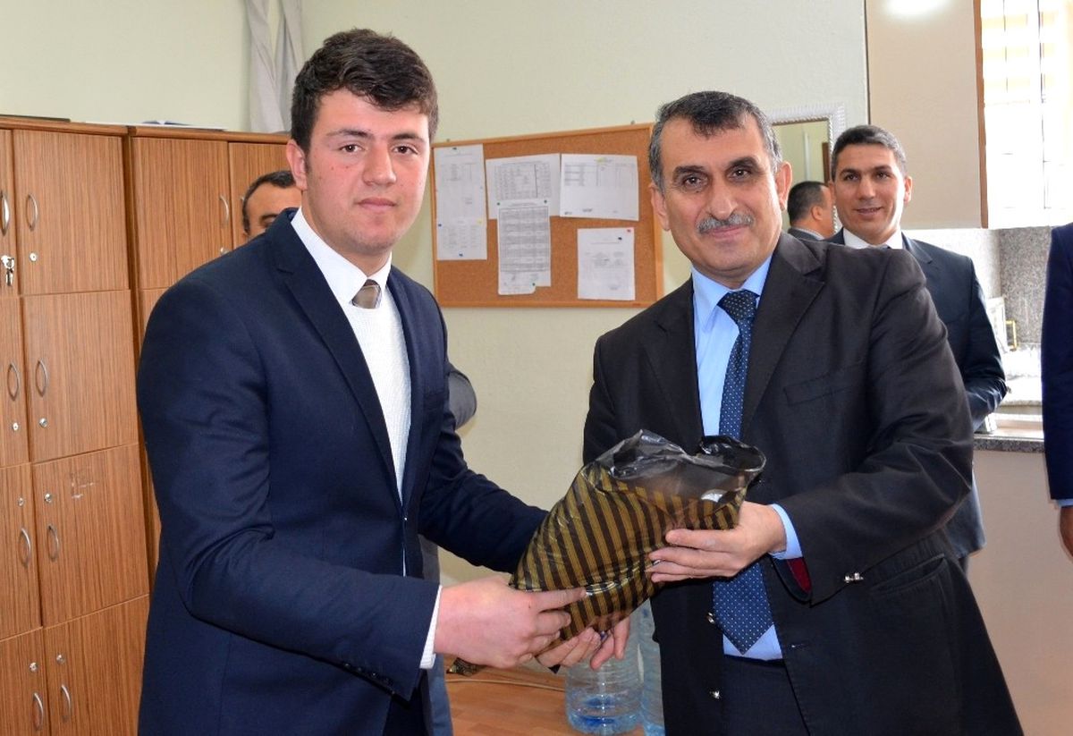 Müdür Beşkardeş\'ten Başarılı Öğrencilere Ödül
