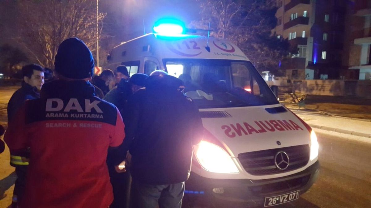 Porsuk Çayı\'na Düşen Kadını Ekipler Kurtardı