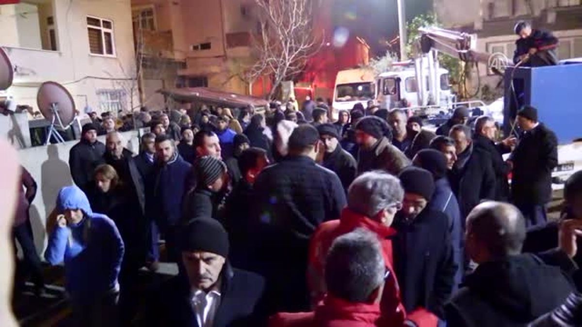 Şehit Uzman Çavuş\'u 10 Bin Kişi Son Yolculuğuna Uğurladı (2)