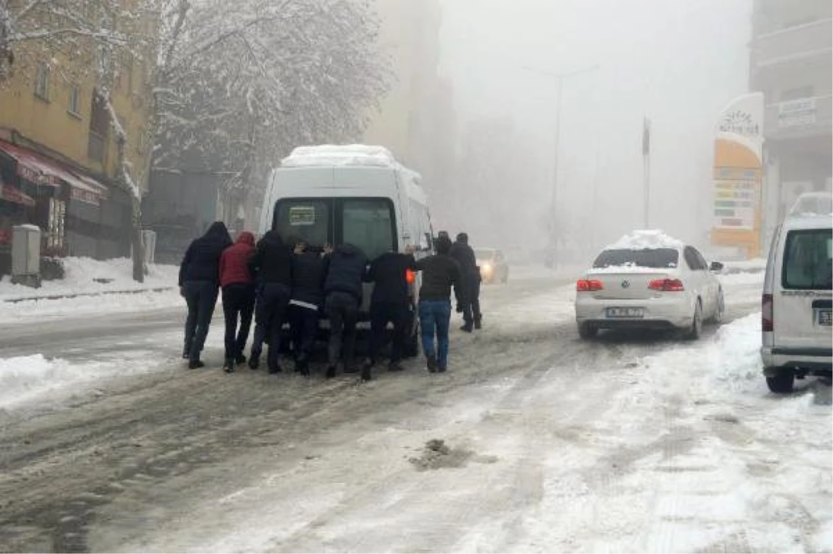 Şırnak\'ta Kar Okulları Yine Tatil Etti