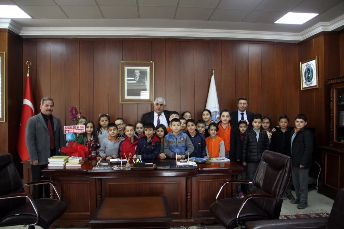 Sorgun Belediye Başkanı Ahmet Şimşek, Öğrencileri Makamında Kabul Etti