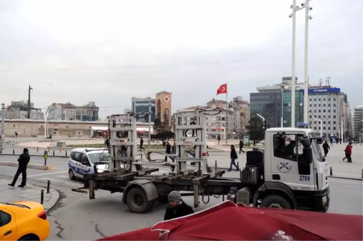 Taksim\'e ve İstiklal Caddesi\'ne Çıkan Yollar Kapalı Tutuluyor