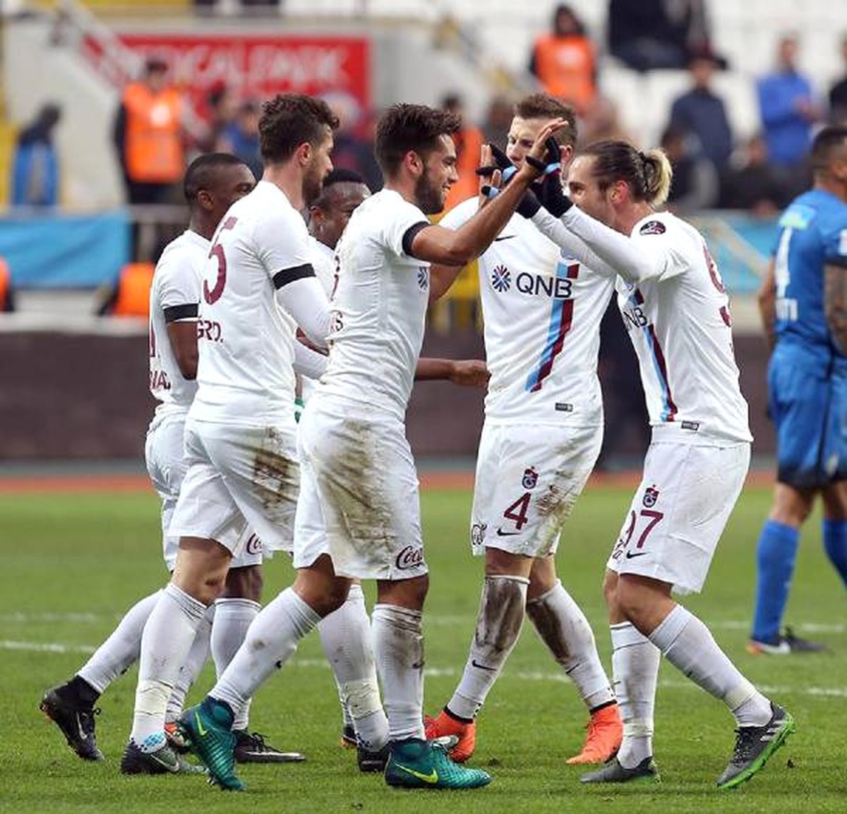 Trabzonspor\'u 2\'nci Yarıda Savunma Oyuncuları Sırtladı