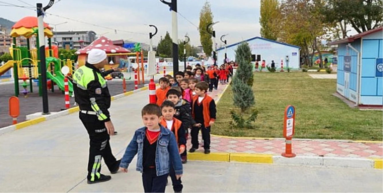 Trafik Kurallarını Tiyatro ile Öğreniyorlar