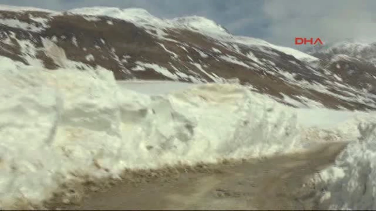 Tunceli - Ovacık\'ın Köy Yollarında Kardan Koridor Oluştu