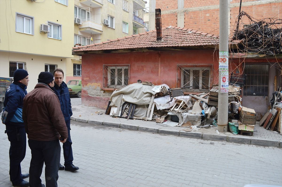 Turgutlu\'da Bir Evden 4 Traktör Çöp Çıktı